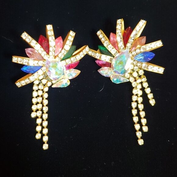 Vintage Jewelry - VNTG Stunning Rainbow of Stones White Rhinestone Clip-on Earrings